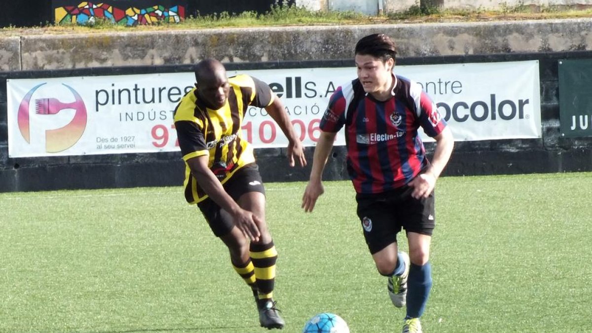 Un jugador de l’Angulària prova de frenar-ne un altre de l’EF Tàrrega en el partit jugat al Joan Capdevila.