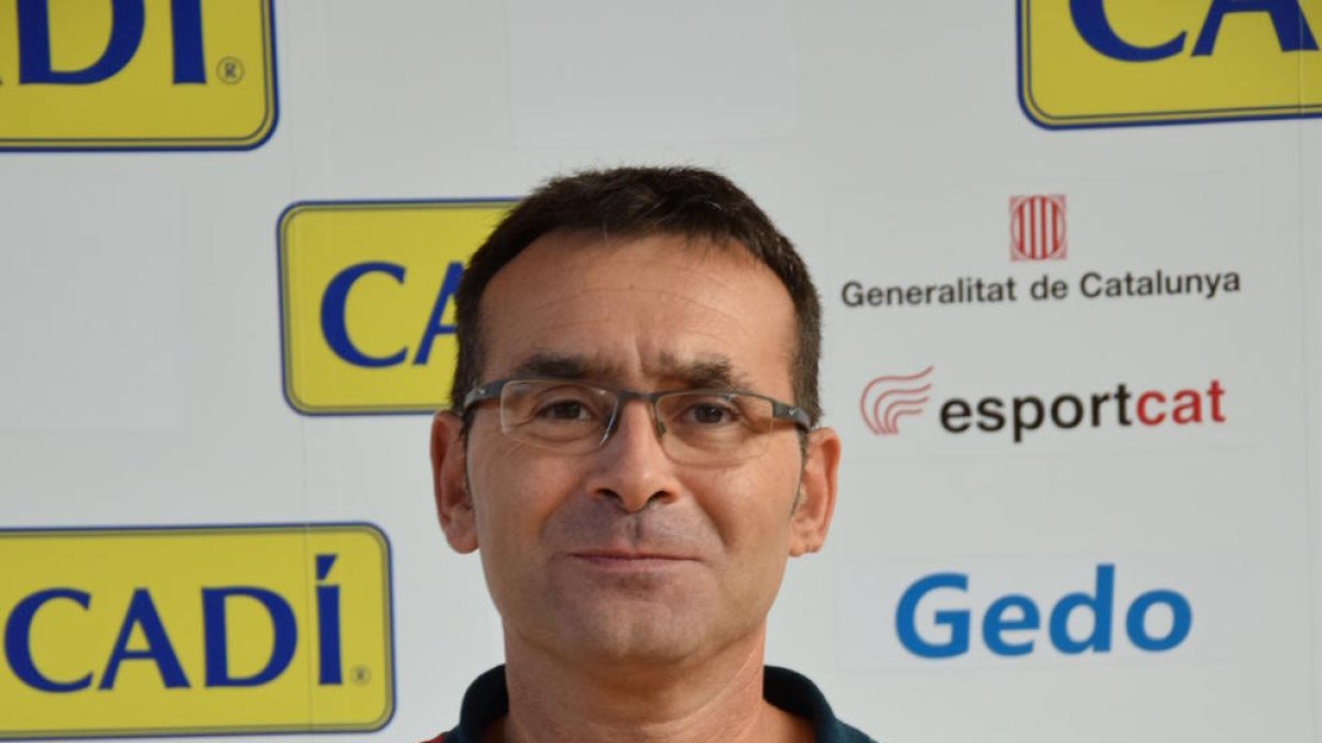 Arnau Farré, a la izquierda, durante el recorrido de ayer, mientras que Cots, a la derecha, en la zona de troncos de la prueba isleña.