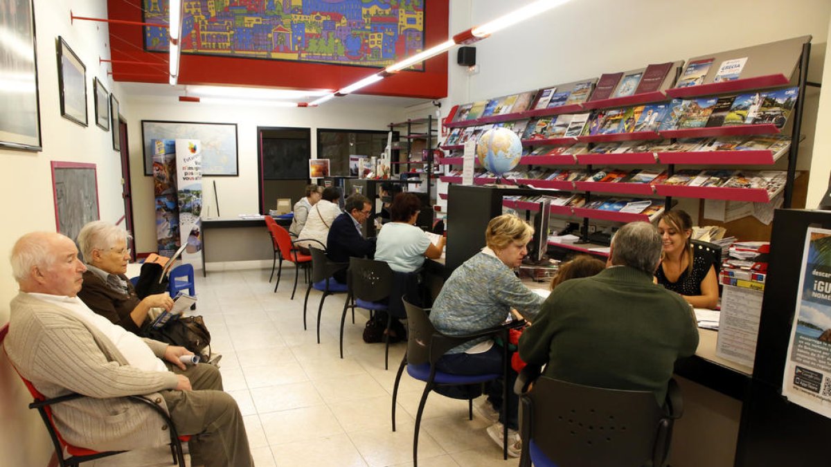 Una agencia de viajes de Pardinyes, llena ayer a media mañana por la comercialización de los viajes del Imserso.