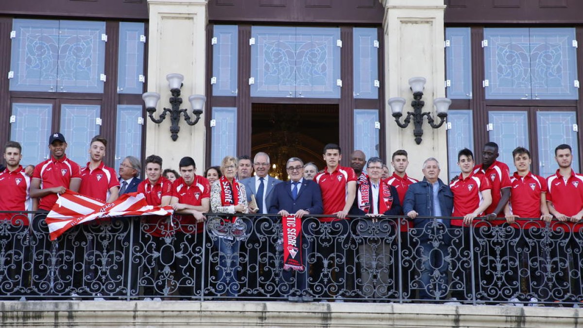 Los jugadores del Juvenil del At. Segre salieron al balcón de la Paeria para celebrar su ascenso.