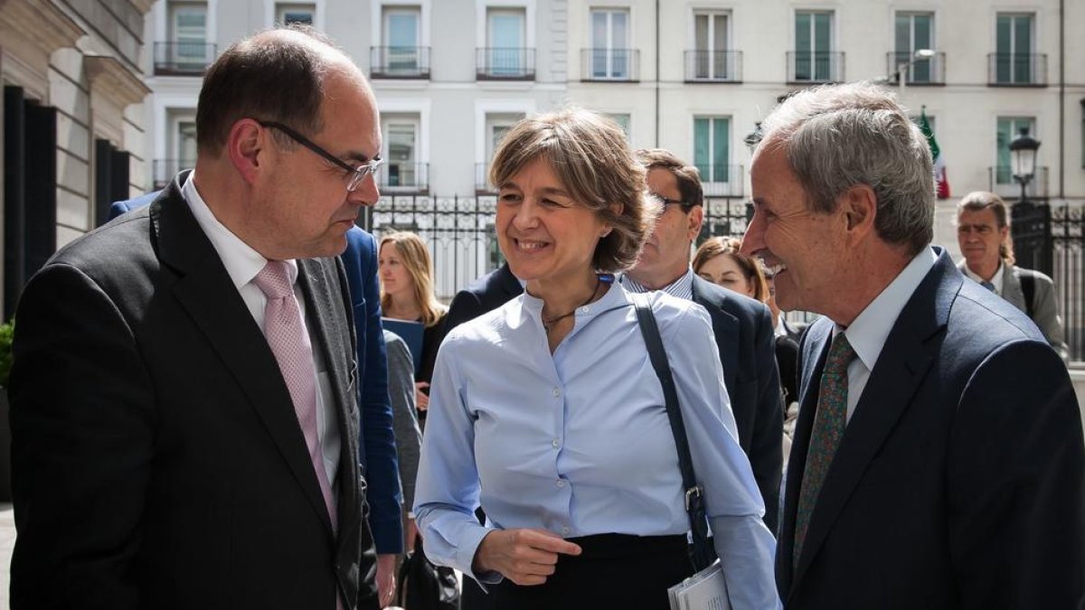 Els ministres alemany i espanyola i José Ignacio Llorens.