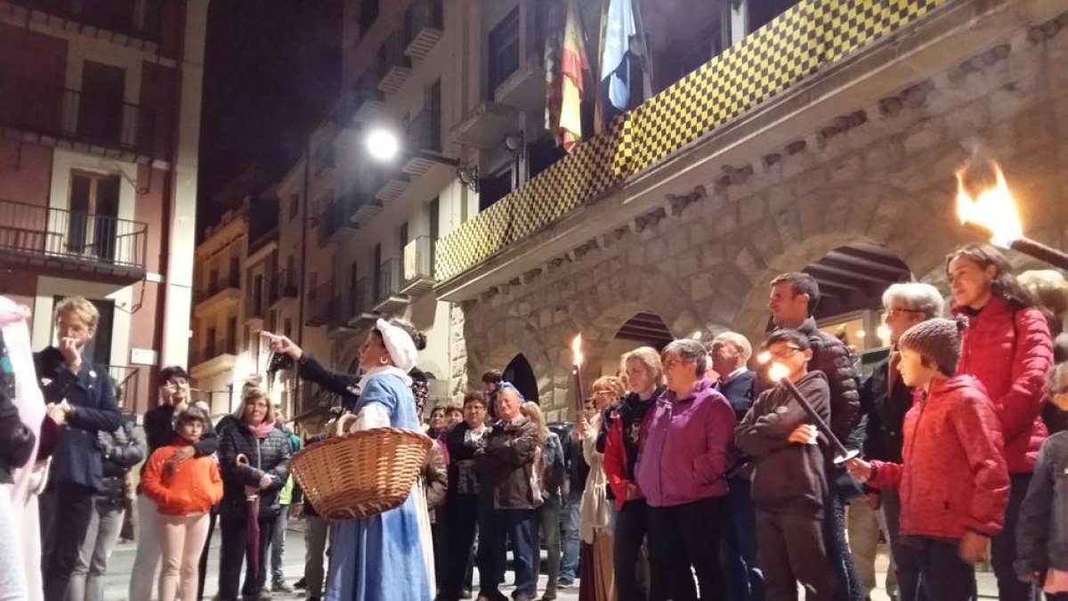 La visita teatralizada que abrió ayer la Fira de la Harpia.