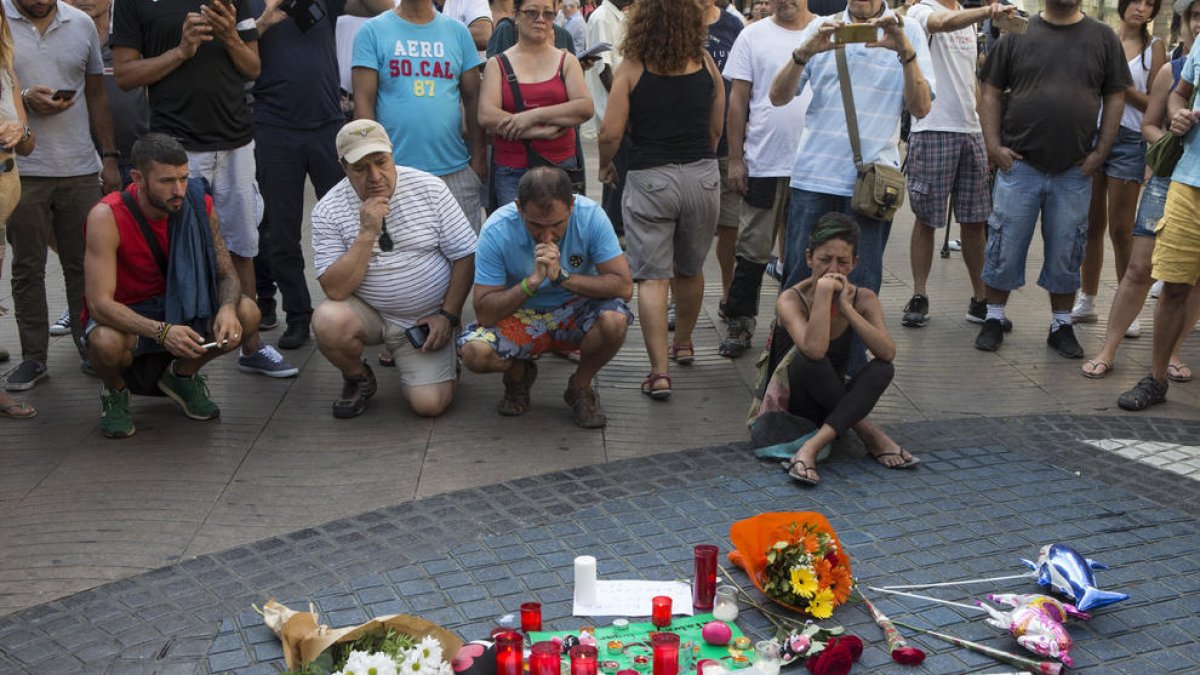 Els ciutadans deixen flors i espelmes a Les Rambles per rebutjar la violència