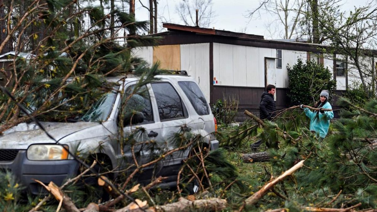 Almenys cinc persones han mort per tornados a Alabama.