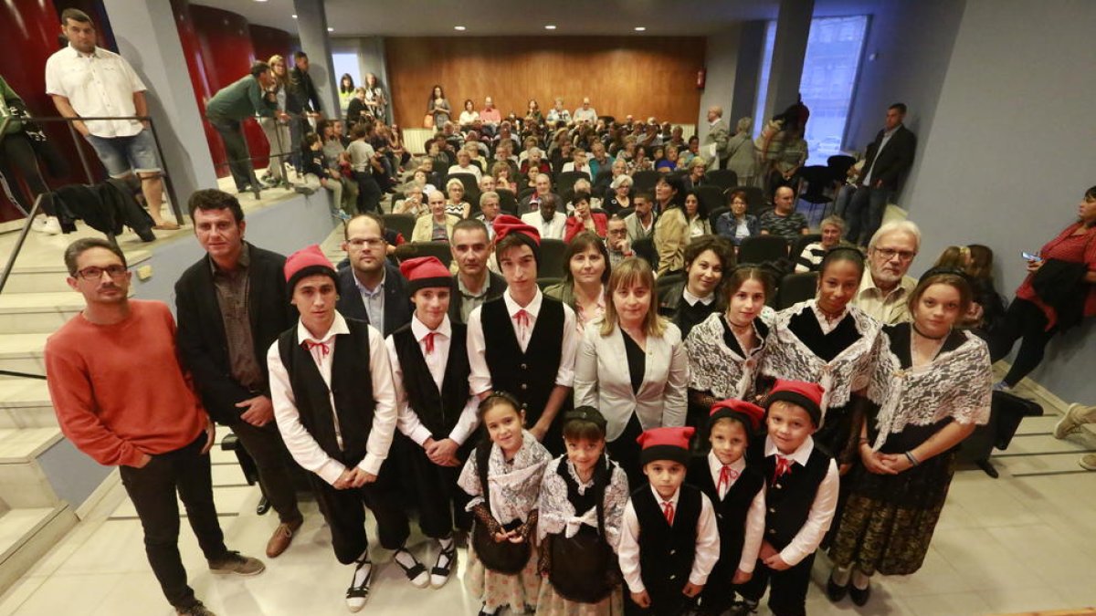 Bellpuig - Les Jornades Internacionals Folklòriques de Catalunya van omplir de públic dijous a la nit el pavelló poliesportiu. Ahir va ser el torn del Cercatasques, a la foto.