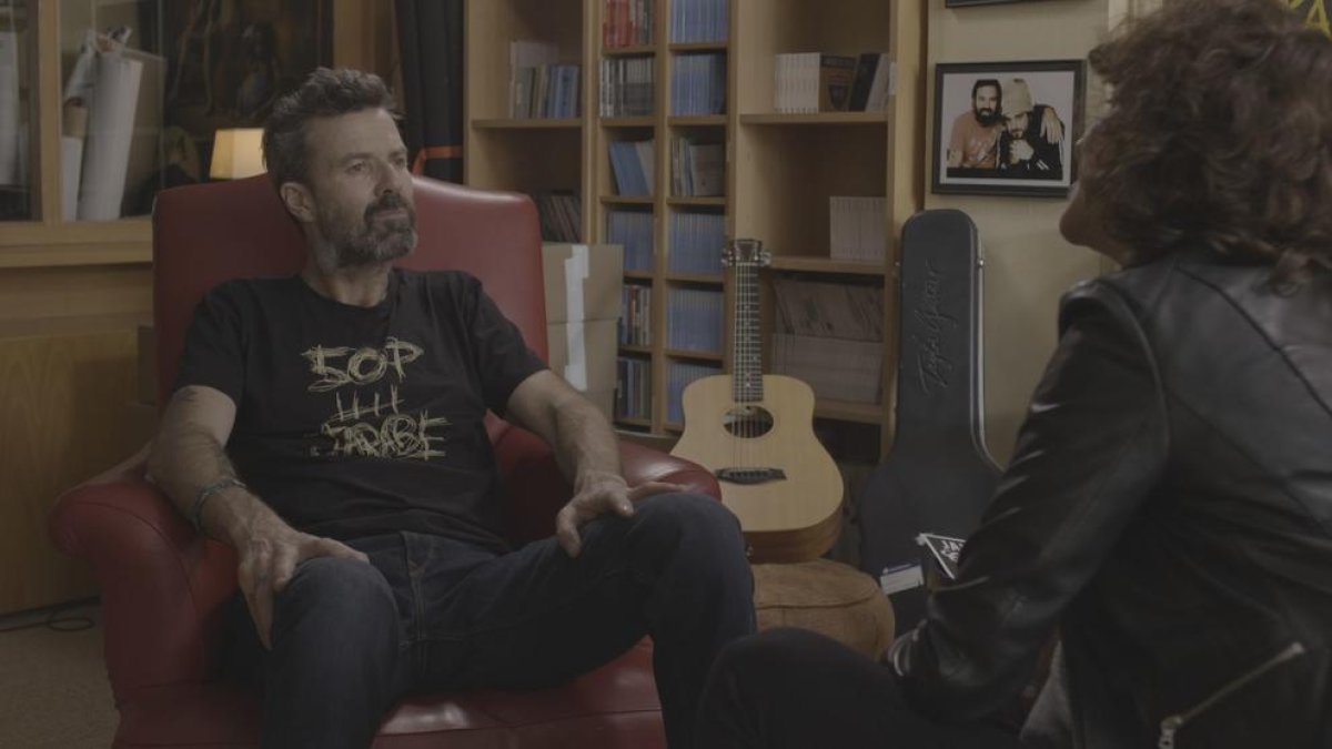 Pau Donés, en un momento de la entrevista con Agnès Marquès.