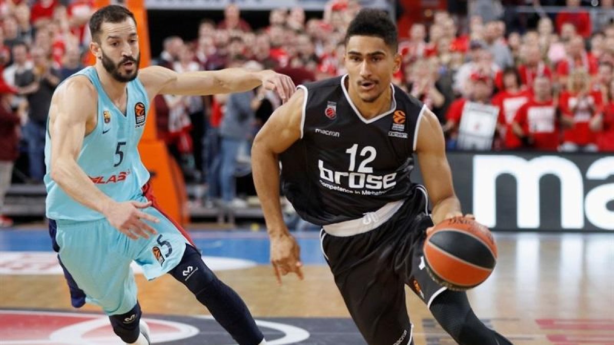 Pau Ribas persegueix el jugador local Lo.