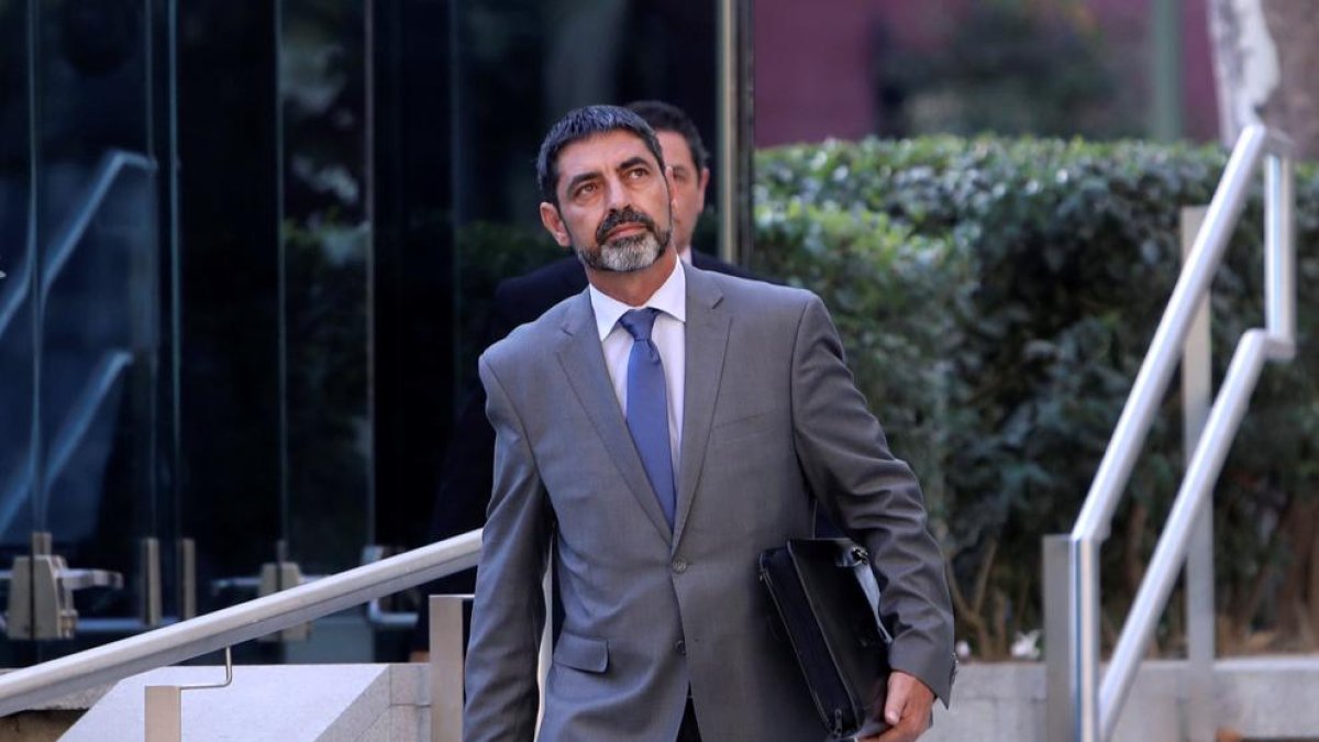 El major Trapero va acudir davant del jutge vestit amb trajo.