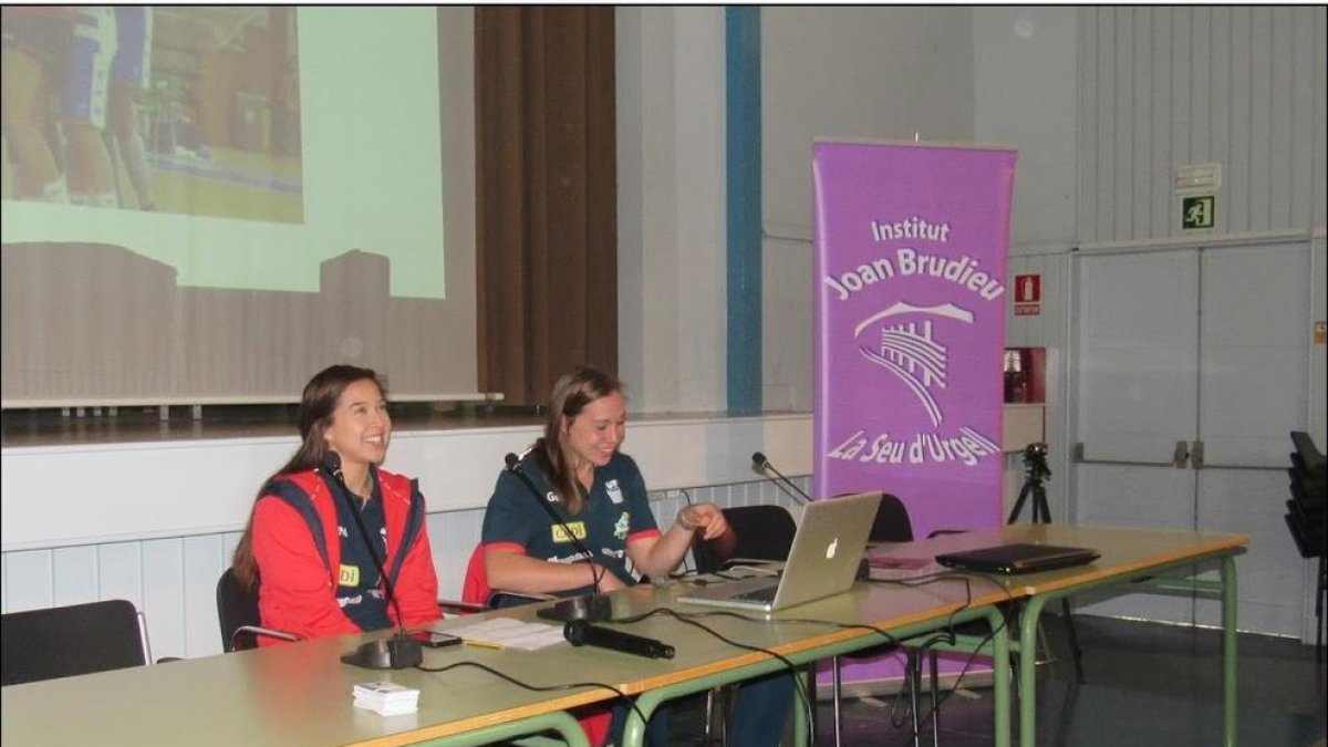 Jugadoras del Cadí, en el instituto Joan Brudieu de La Seu
