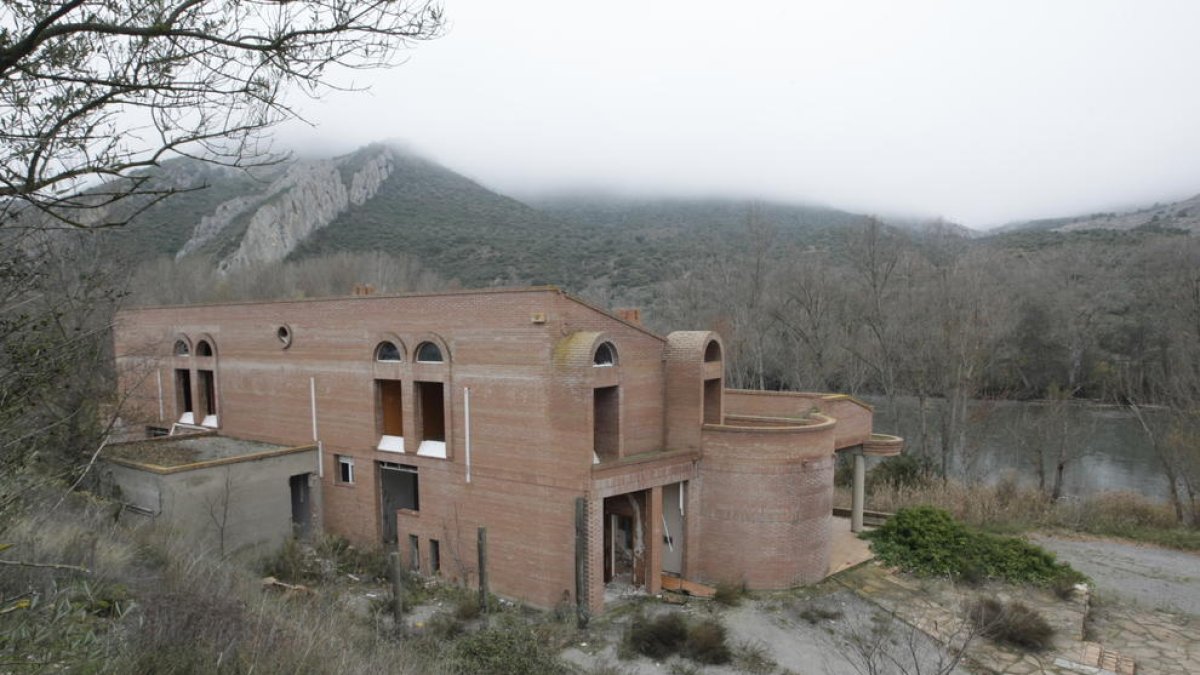Vista del antiguo restaurante Pont Romà en Camarasa, cerrado desde el 2010.
