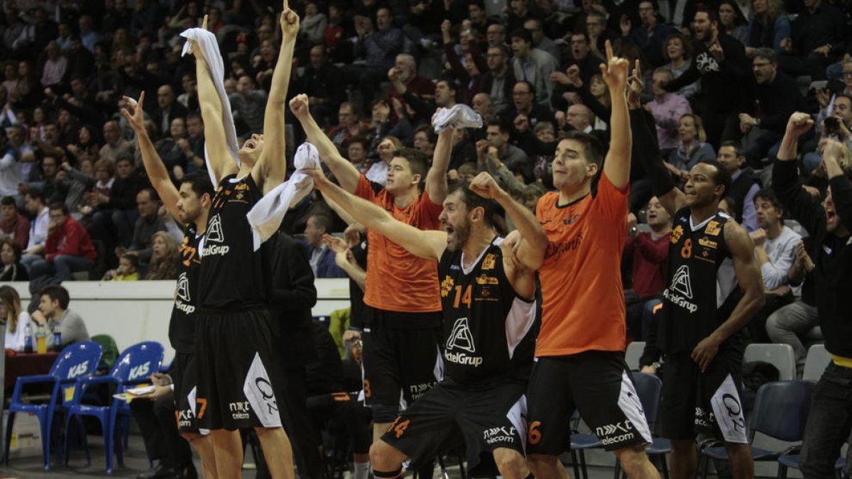 El banquillo del Actel Força Lleida celebra una de las canastas de sus compañeros frente al Castelló, en un partido plácido durante la segunda mitad.