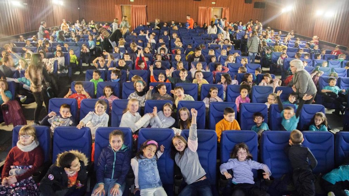 Una de las salas del Cinema Majèstic de la capital del Urgell, ayer repleta de escolares.