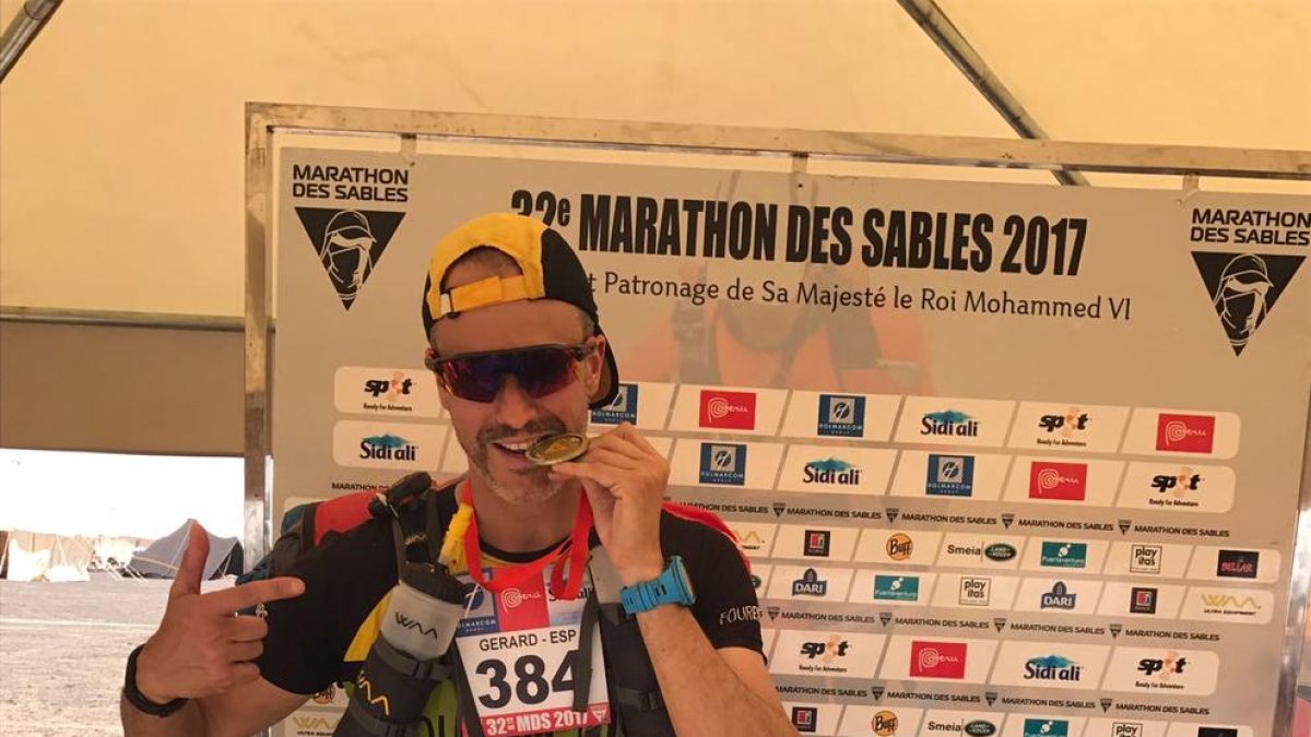 Isanta, feliz con la medalla que recibió como ‘finisher’.