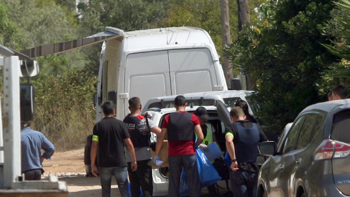 Troben un cinturó d'explosius entre les restes del xalet d'Alcanar