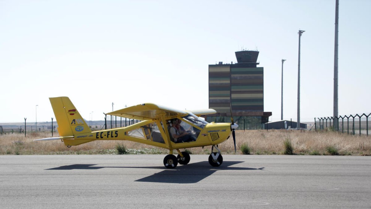 Las avionetas de la Volta a Catalunya fueron protagonistas ayer en el aeropuerto Lleida-Alguaire.