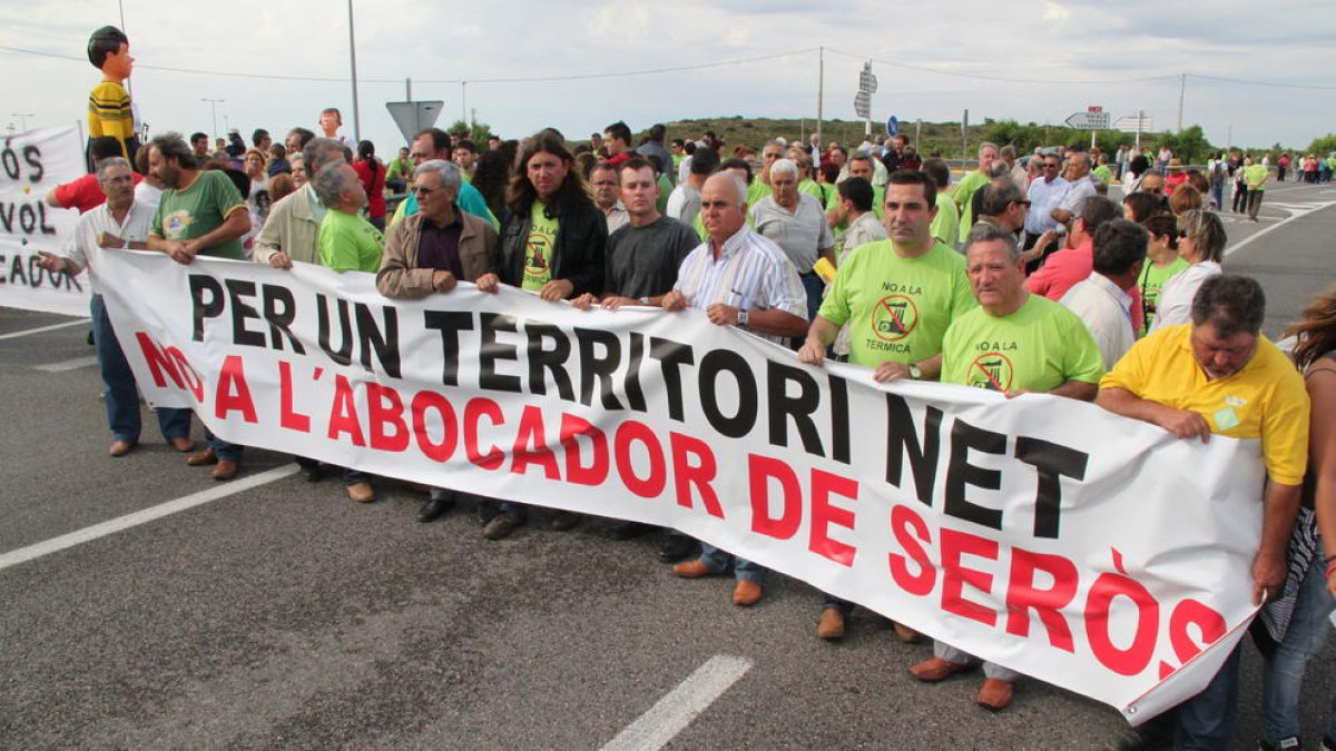 Imatge d’arxiu d’una de les protestes contra el dipòsit de residus industrials de Seròs.