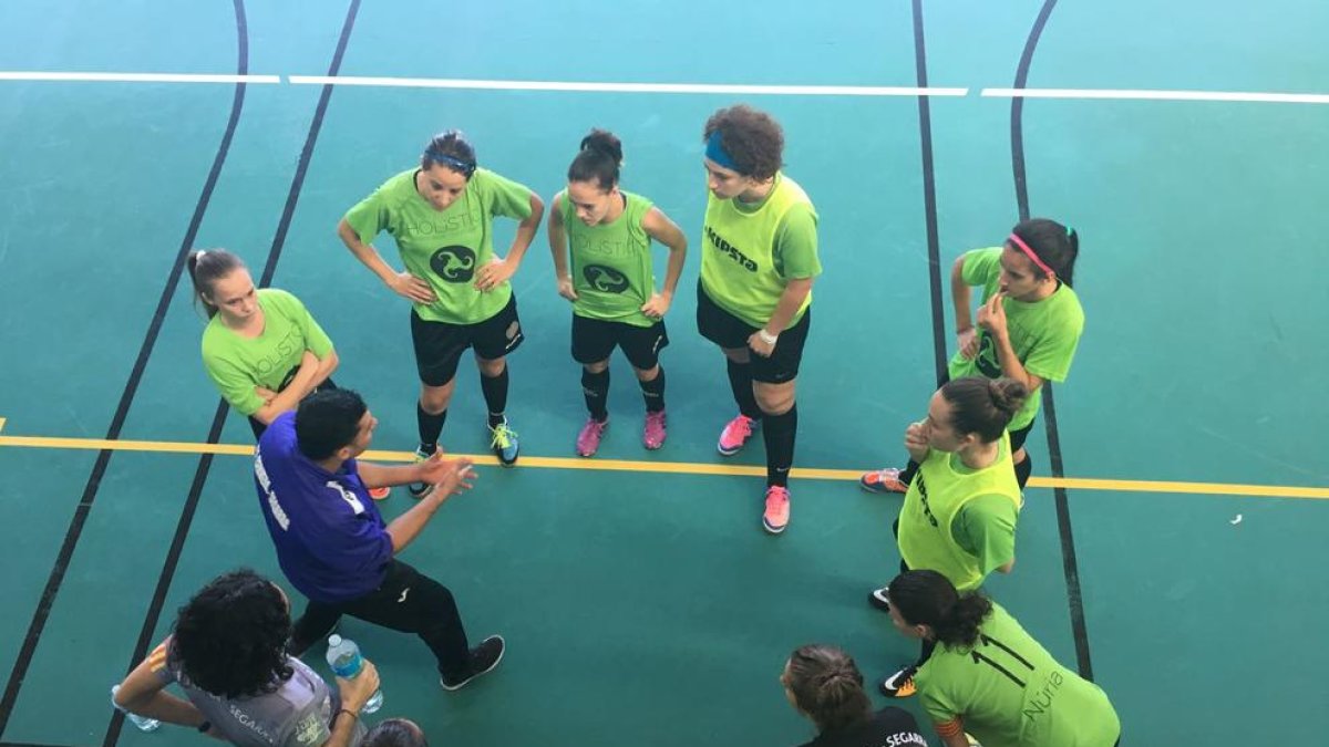 Las jugadoras del Cervera, durante un tiempo muerto.