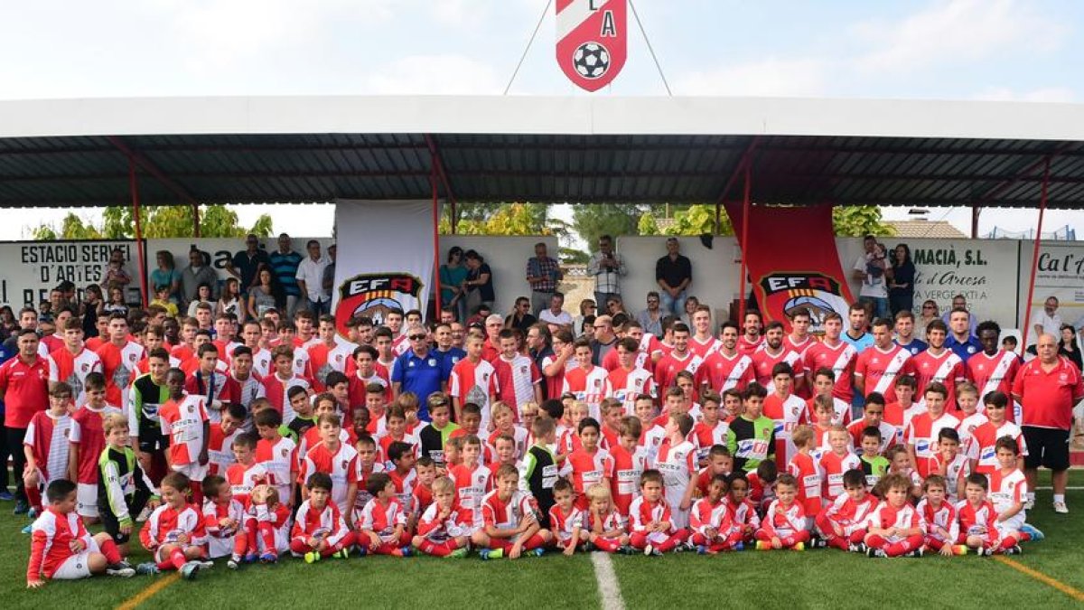 La Escola de Futbol Artesa de Segre presenta a sus ocho equipos federados