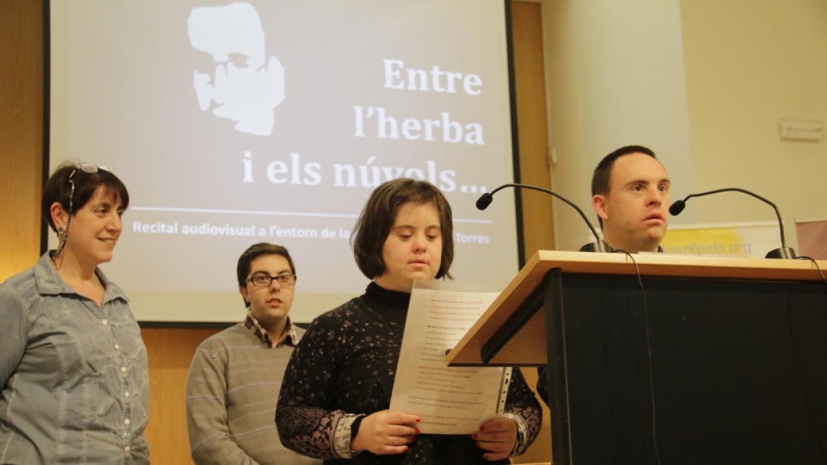La directora de la Biblioteca y miembros de Down Lleida abrieron el recital dedicado a Màrius Torres.