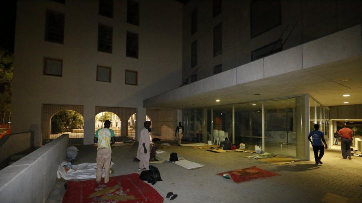Diversos temporers solen dormir a l’esplanada del carrer Nou, al darrere de la Catedral.