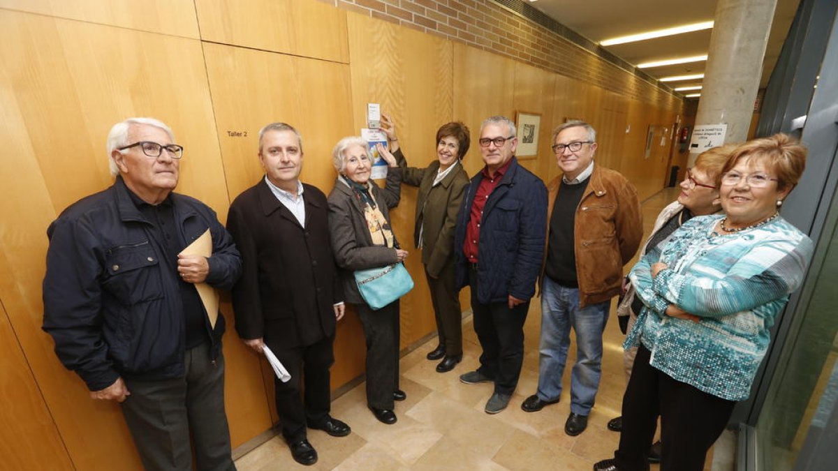 Rosa Fabregat (tercera por la izquierda), una de las homenajeadas, ayer en el centro cívico de Balàfia.