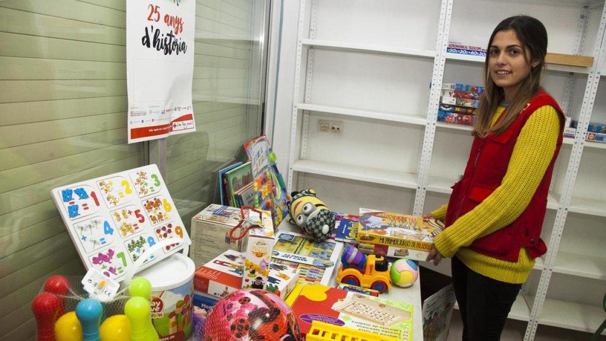 Anna Serés, técnica de Juventud de Creu Roja del Urgell, ayer con los juguetes recogidos en la campaña.