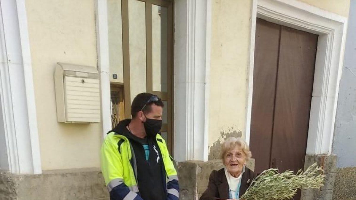 Torre-serona repartió ramas de olivo entre los vecinos.