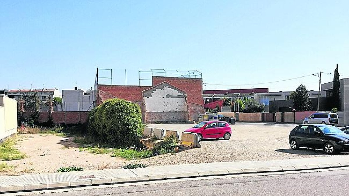 El solar on està prevista la construcció del teatre.