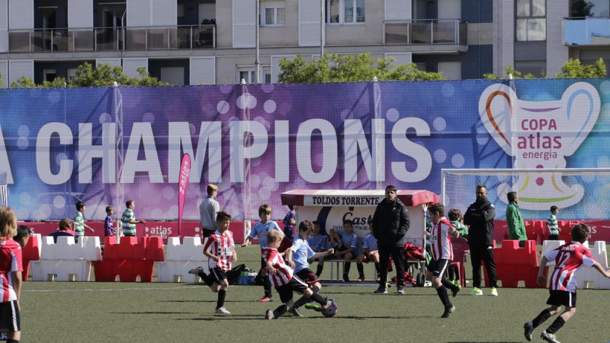 Uno de los partidos de la fase previa en categoría benjamín disputada en las instalaciones del Atlètic Segre el pasado 1 de mayo.