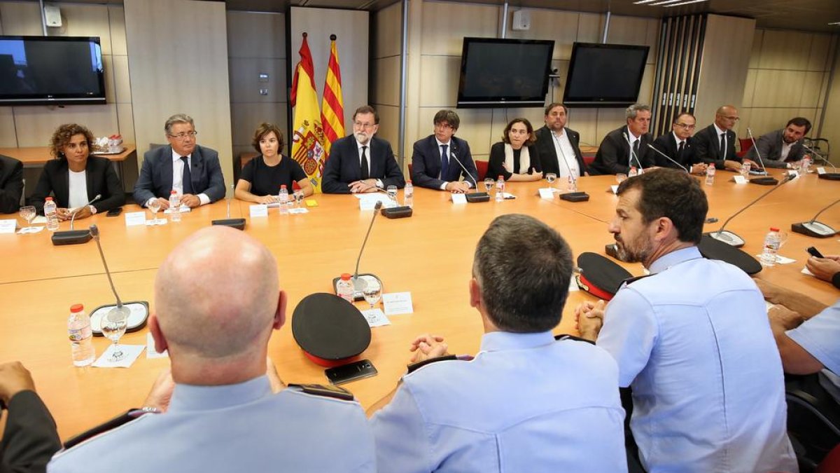 Imatge de la reunió del gabinet de crisi celebrat ahir amb presència tant de la Generalitat com del Govern Central.