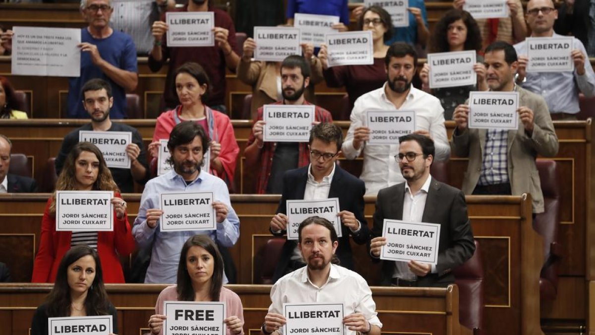 Podemos i el PDeCAT demanen amb cartells al Congrés llibertat per als