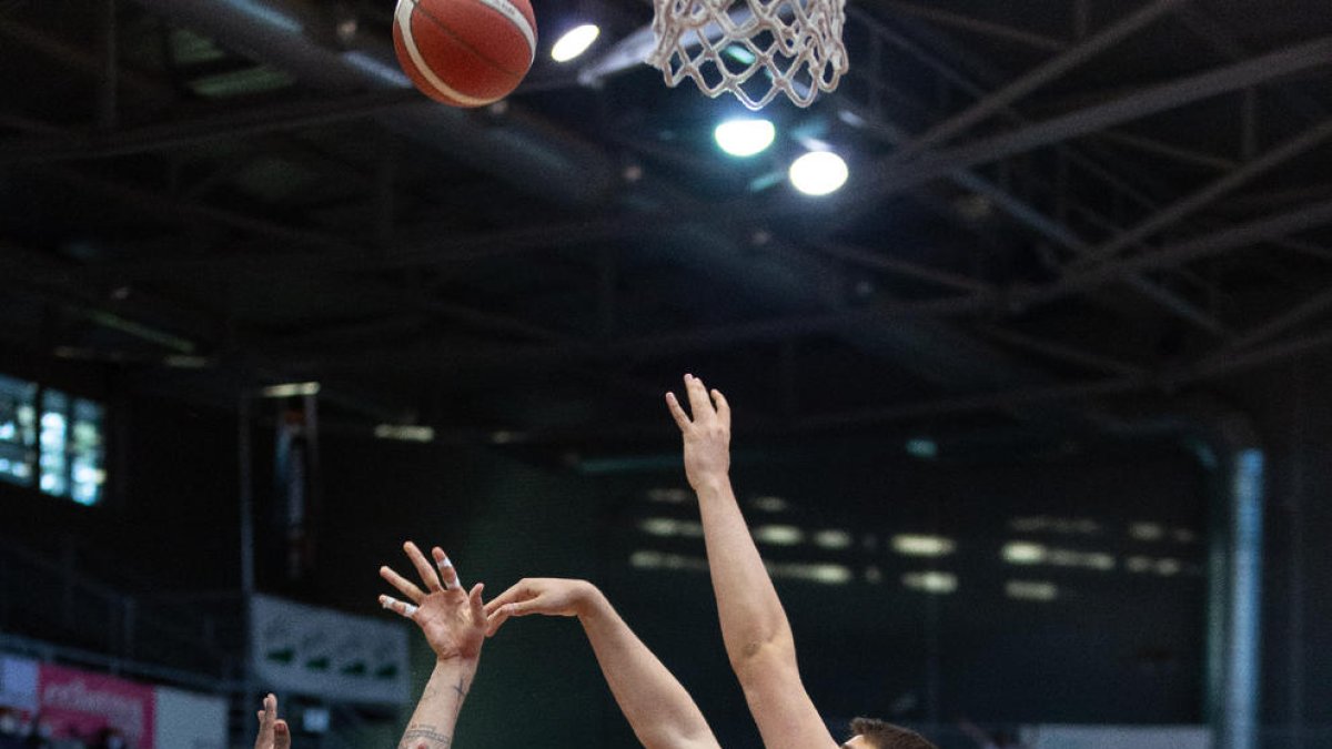 Michael Carrera, decisiu per al triomf, disputa un rebot.