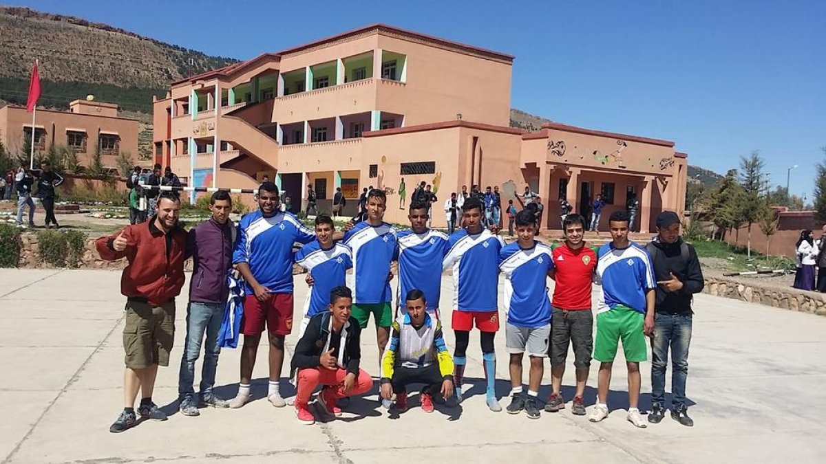 Uno de los equipos que recibió el material deportivo que llevaron Oriol y Javier a Asni.