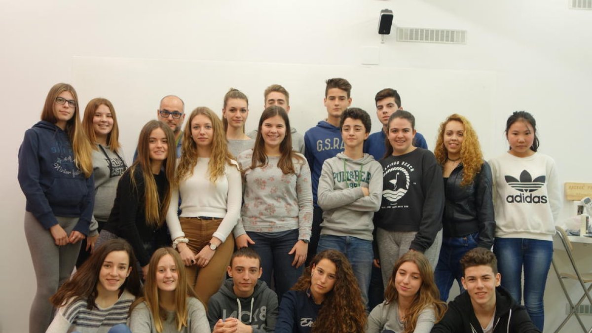 Foto de familia de los alumnos y el profesor del instituto Josep Vallverdú implicados en este proyecto solidario.