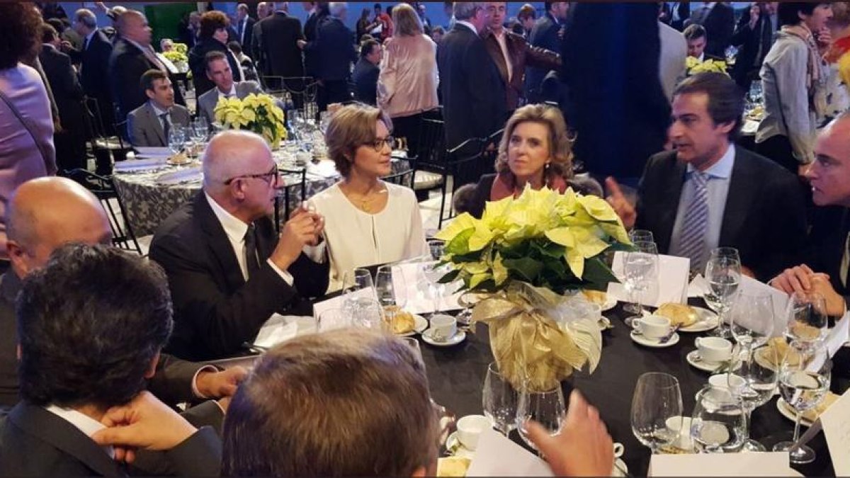 La ministra Tejerina va presidir el sopar i l’entrega dels premis Porc d’Or a Segòvia.
