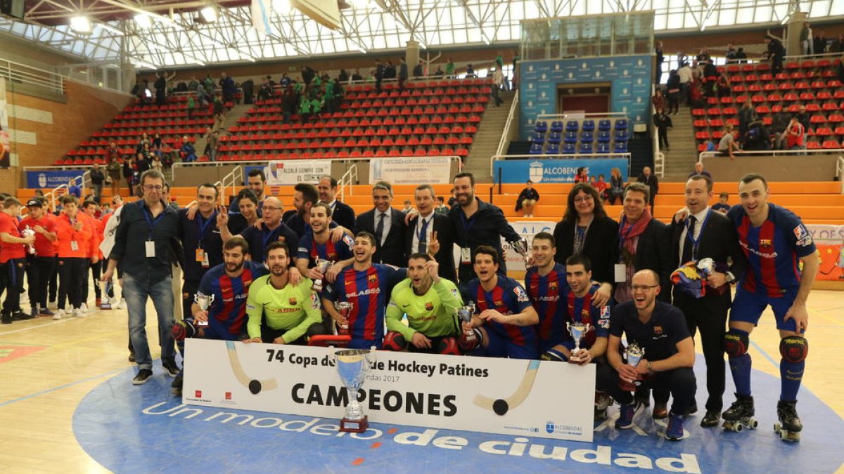 Los jugadores celebrando el título conseguido, ayer, en el pabellón Amaya Valdemoro de Alcobendas.