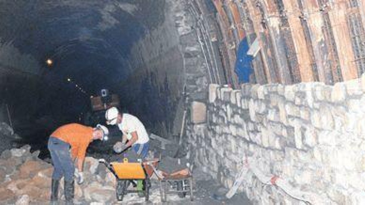 El Canal d'Urgell recreix 10 quilòmetres del principal per les algues i per donar més aigua