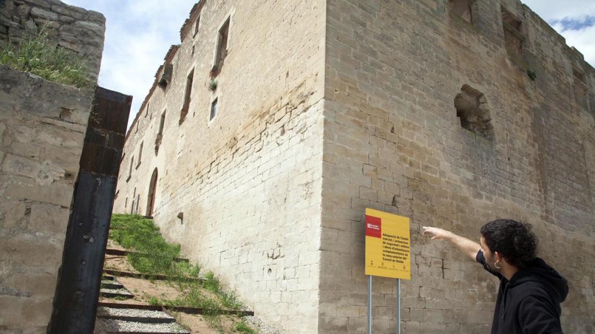 El castell de Maldà guanya en visibilitat i un nou accés després d’enderrocar part d’un mur