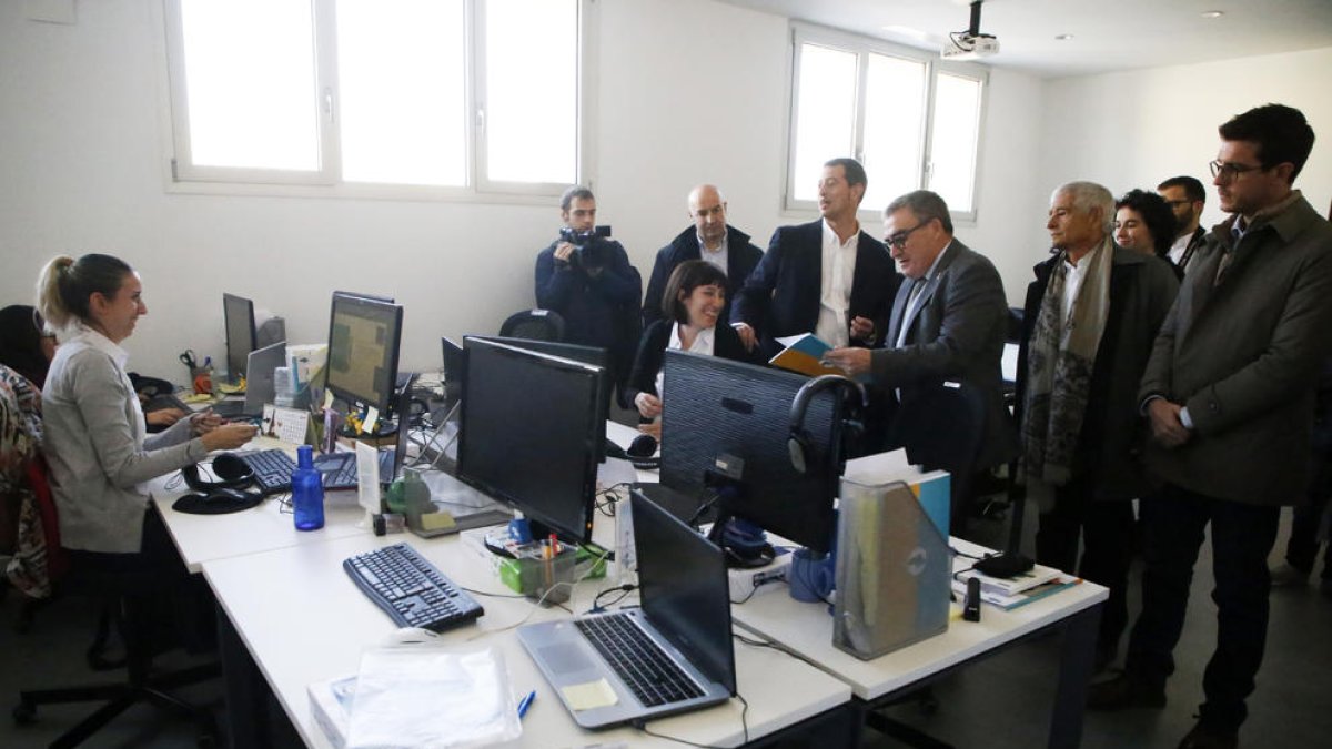 El responsable d’Ilerna, Jordi Giné, mostra les instal·lacions a l’alcalde i regidors de la Paeria.