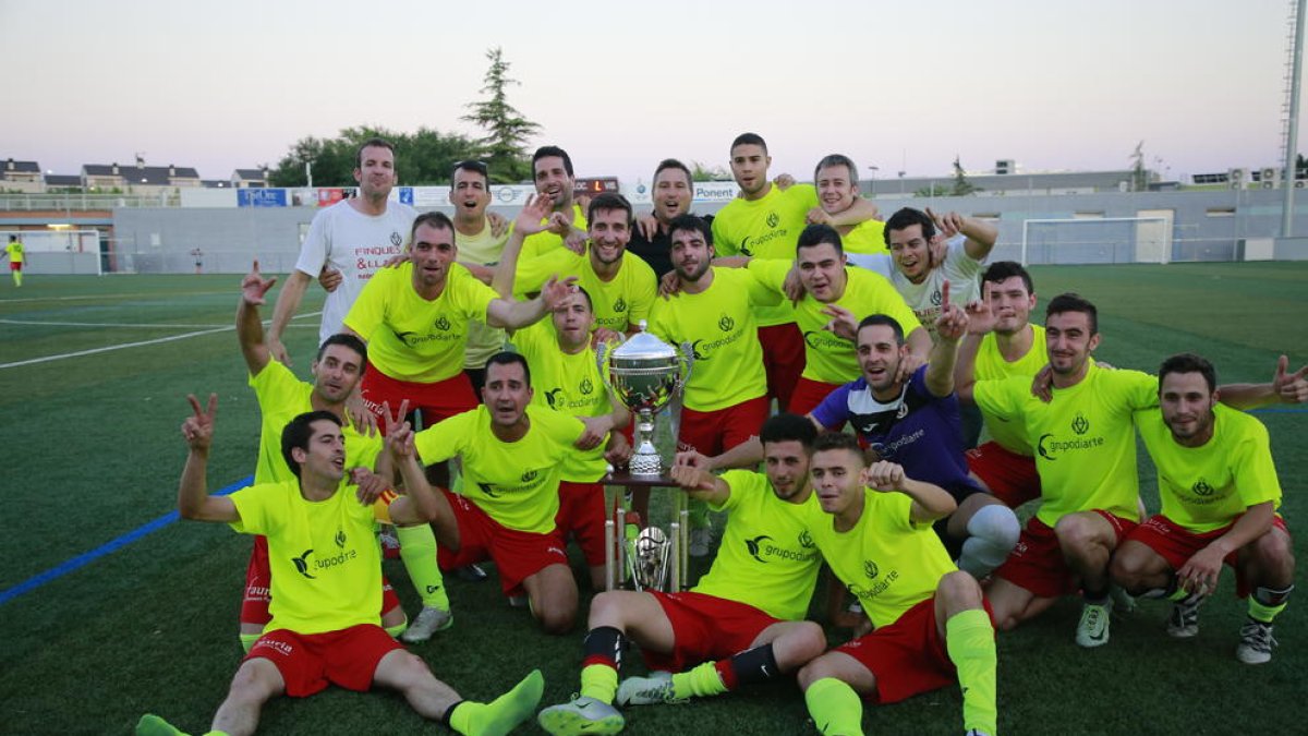 Los jugadores del Athlètic Almacelles posan eufóricos con el trofeo conquistado ayer tras ganar al Benavent en la final.