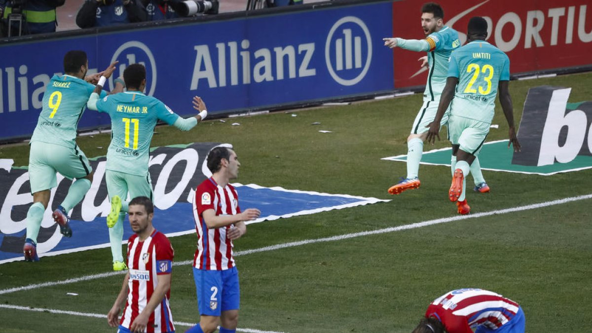 El trident va celebrar efusivament el gol aconseguit per Leo Messi que va donar els 3 punts.