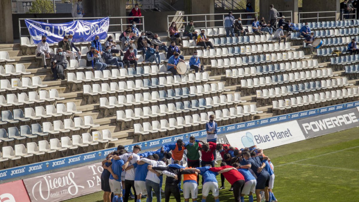 La plantilla del Lleida es conjura abans del partit en presència d’aficionats de les penyes.
