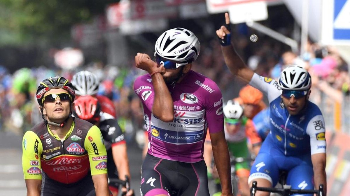 El colombiano Fernando Gaviria celebra su victoria de ayer.