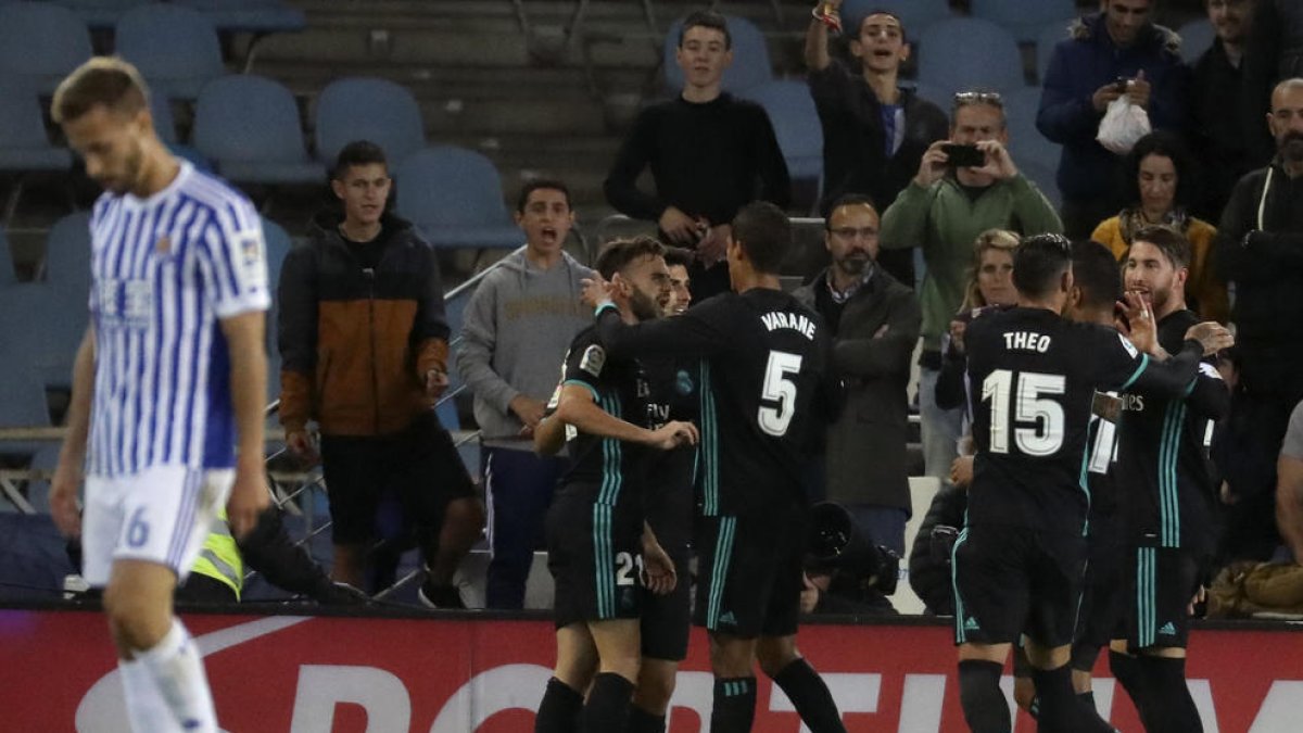 Borja Mayoral celebra su gol ante la Real Sociedad con el resto de sus compañeros.