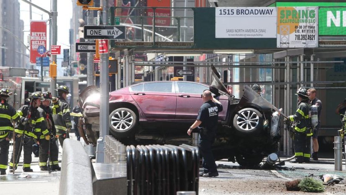 Imatge del vehicle sinistrat en ple Times Square de Nova York.
