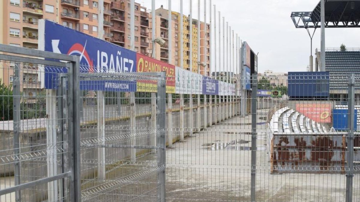 Imagen de las vallas que se están colocando para sectorizar Gol Sud y Lateral.