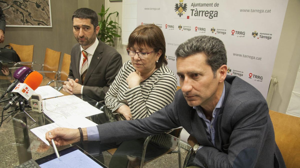 La alcaldessa de Tàrrega y los responsables de la instalación.
