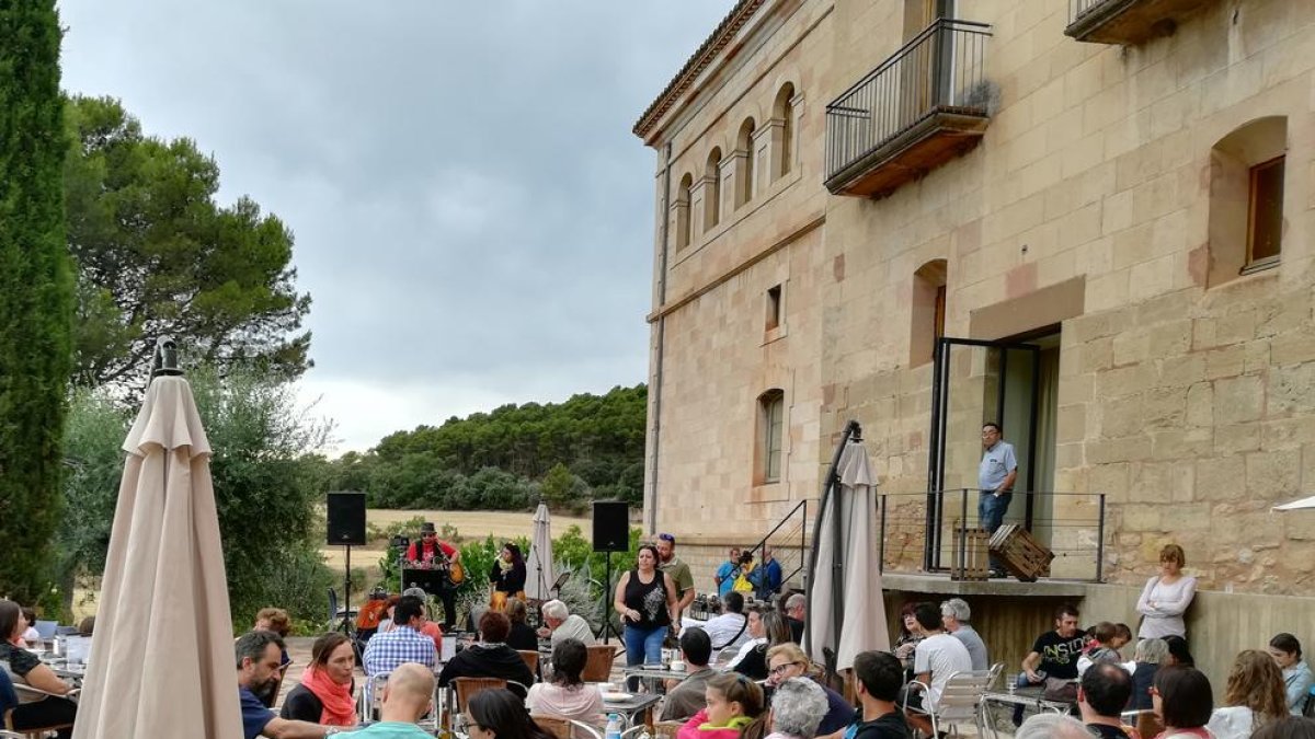Mig centenar de persones van assistir a la primera jornada.