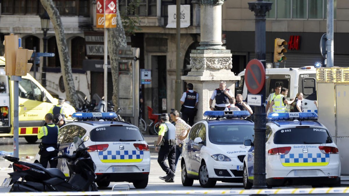 Desplegament policial dijous passat minuts després de l’atemptat a les Rambles de Barcelona.