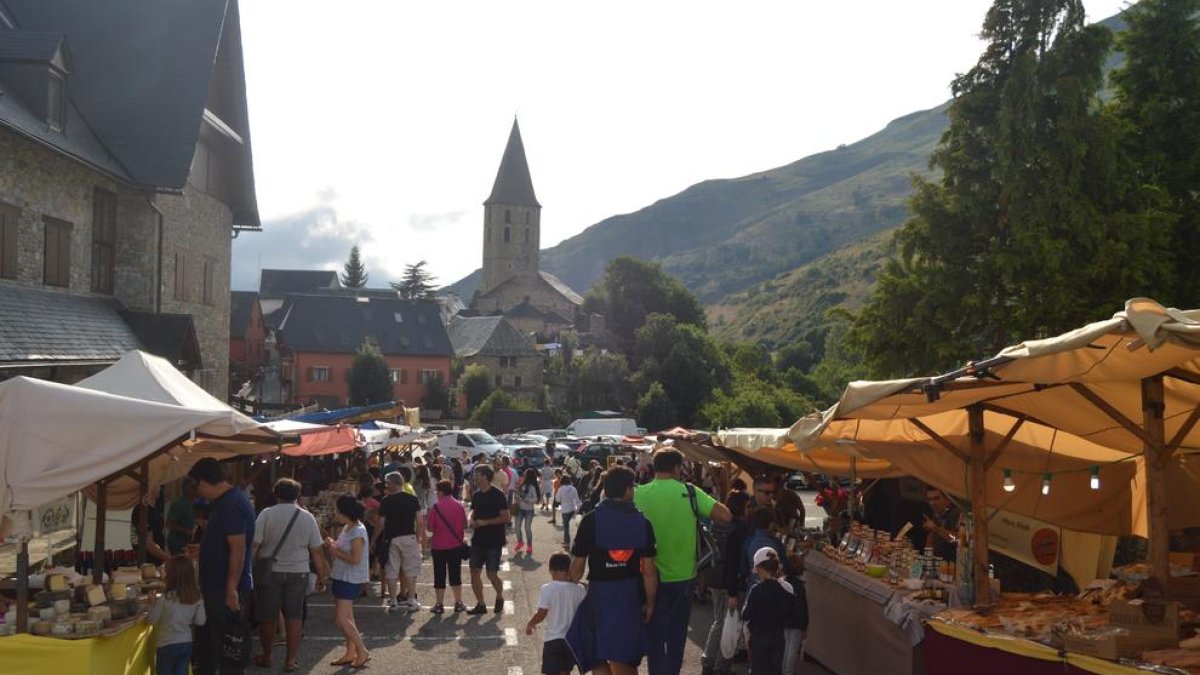 El mercado de artesanos que se puede visitar este fin de semana en Salardú.